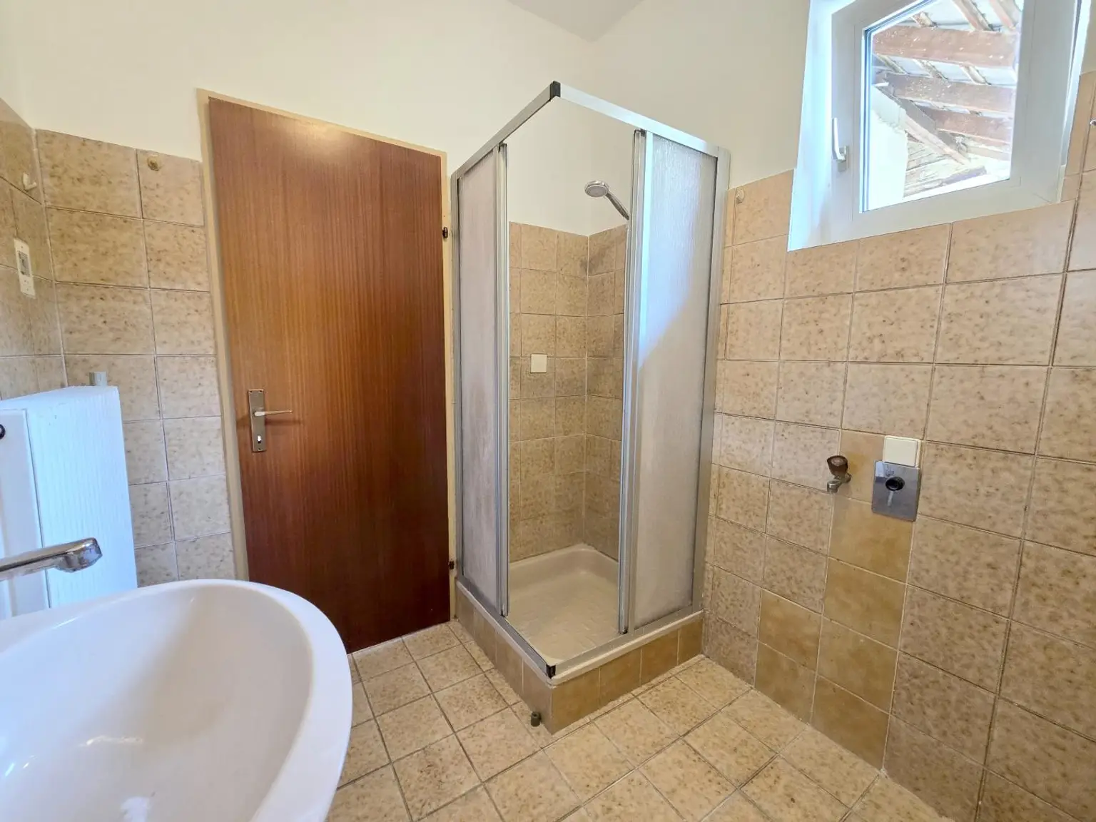 Bad mit Dusche (und Wanne)