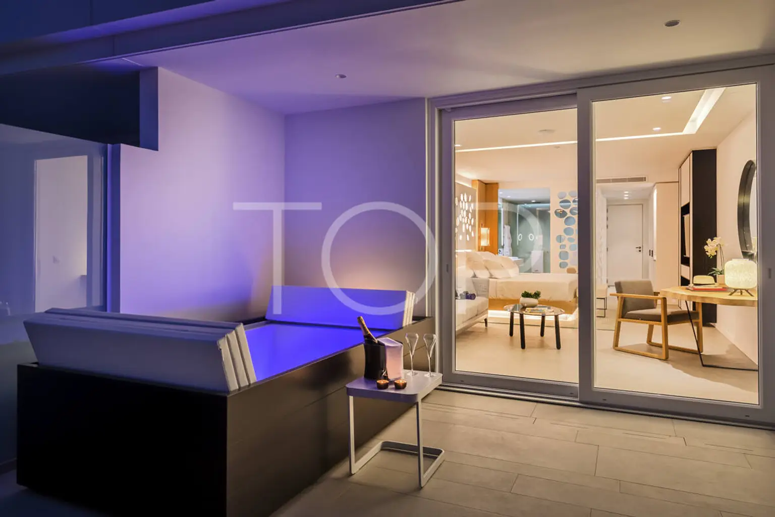 RHCB Juniorsuite front sea view with hot tub (2)