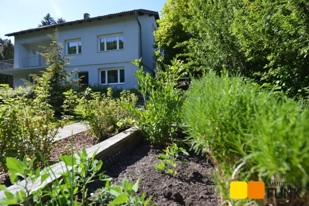 Großzügiges Haus mit Traumgarten