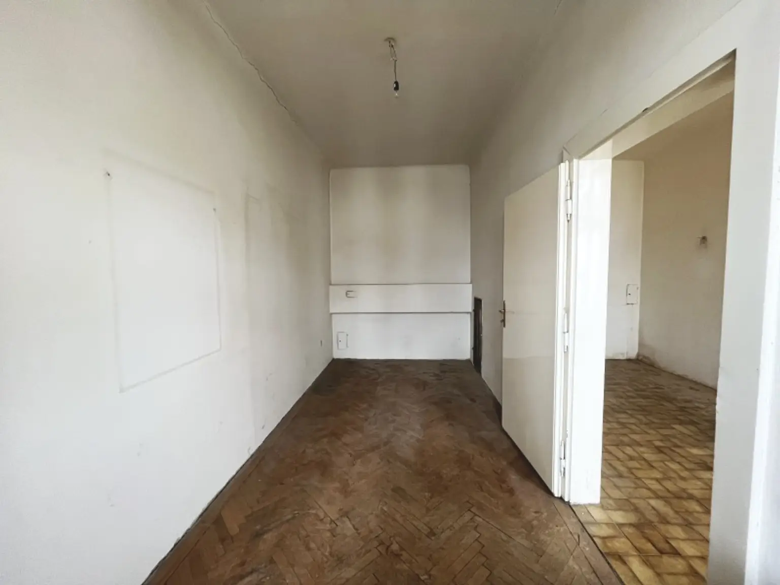 Bandgasse / Sanierungsbedürftige 2 Zimmer Wohnung
Dachgeschoß / Charmanter Altbau