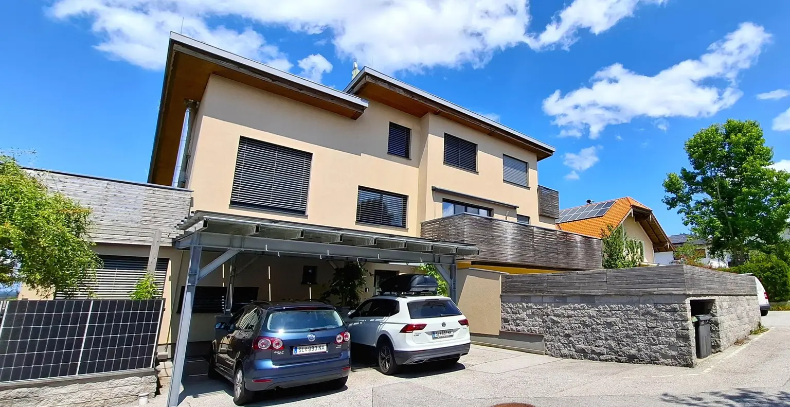 Neuwertige Familienwohnung mit Reihenhauscharakter