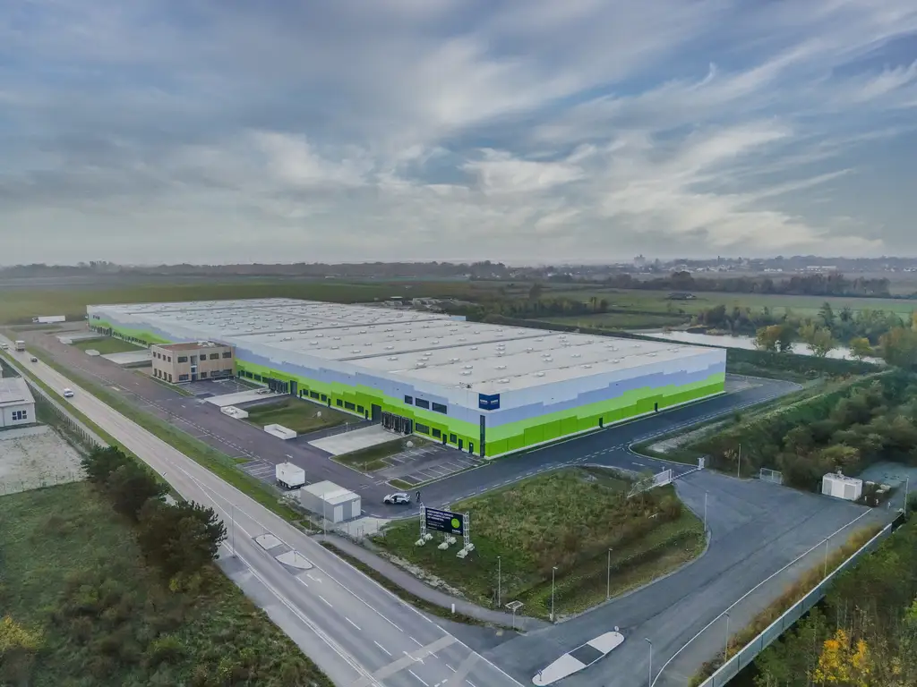 7.500 m² Top Logistikfläche, 280 m² Büro, 1200 m² Mezzaninfläche