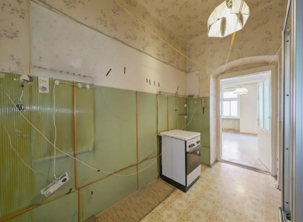 ++NEU++ Sanierungsbedürftige 1-Zimmer ALTBAU-Wohnung mit viel Potenzial!!!