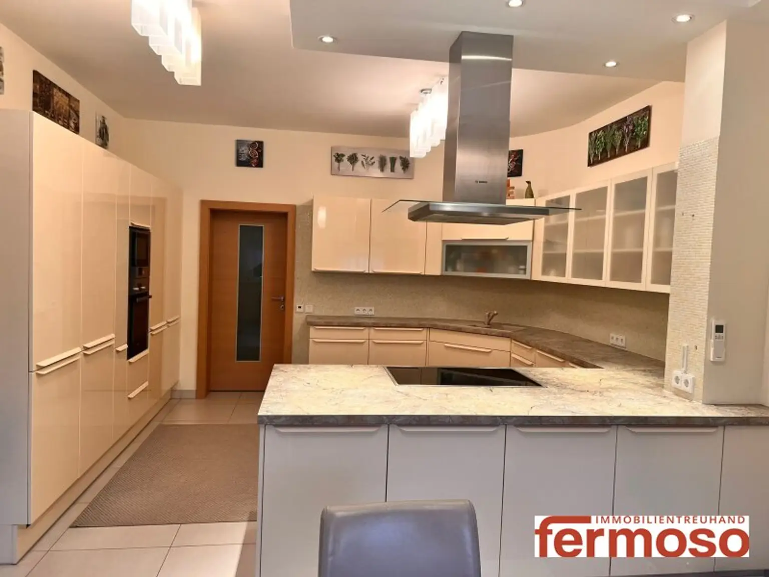 Küche mit Kochinsel