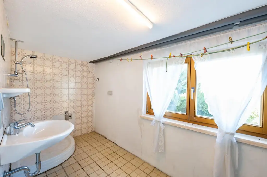 Einfamilienhaus mit Einliegerwohnung, Garage, Carports und Ausblick!
