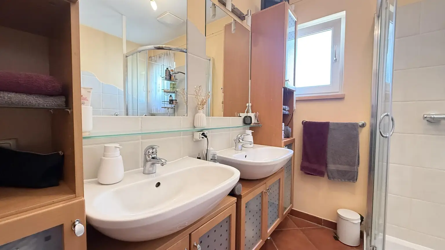 Badezimmer mit Dusche und Badewanne im OG