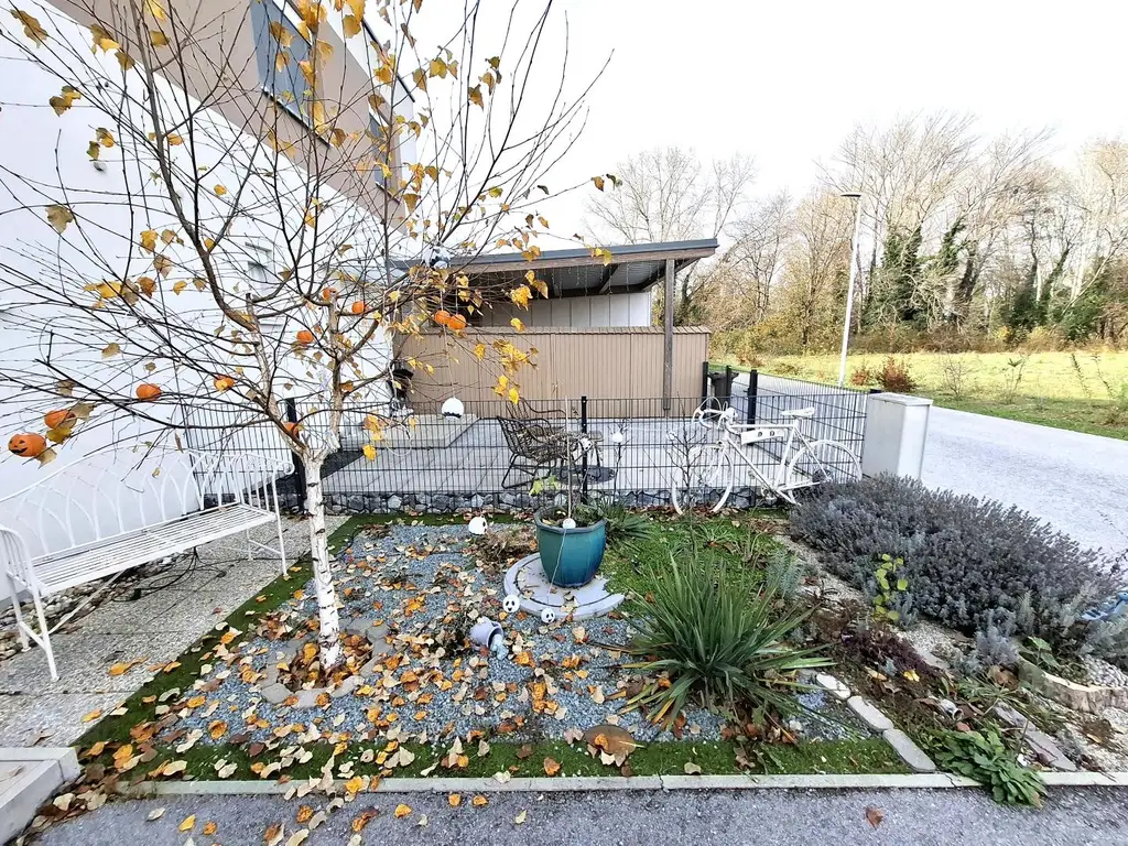 Neuwertige Doppelhaushälfte mit TOP Ausstattung in ruhiger Ortsrandlage