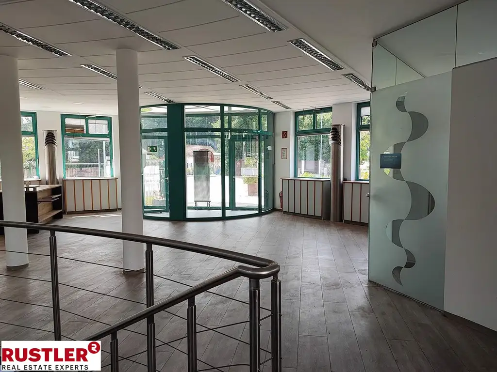 Präsenz an der Hauptstraße – großzügiges Geschäftslokal auf zwei Ebenen