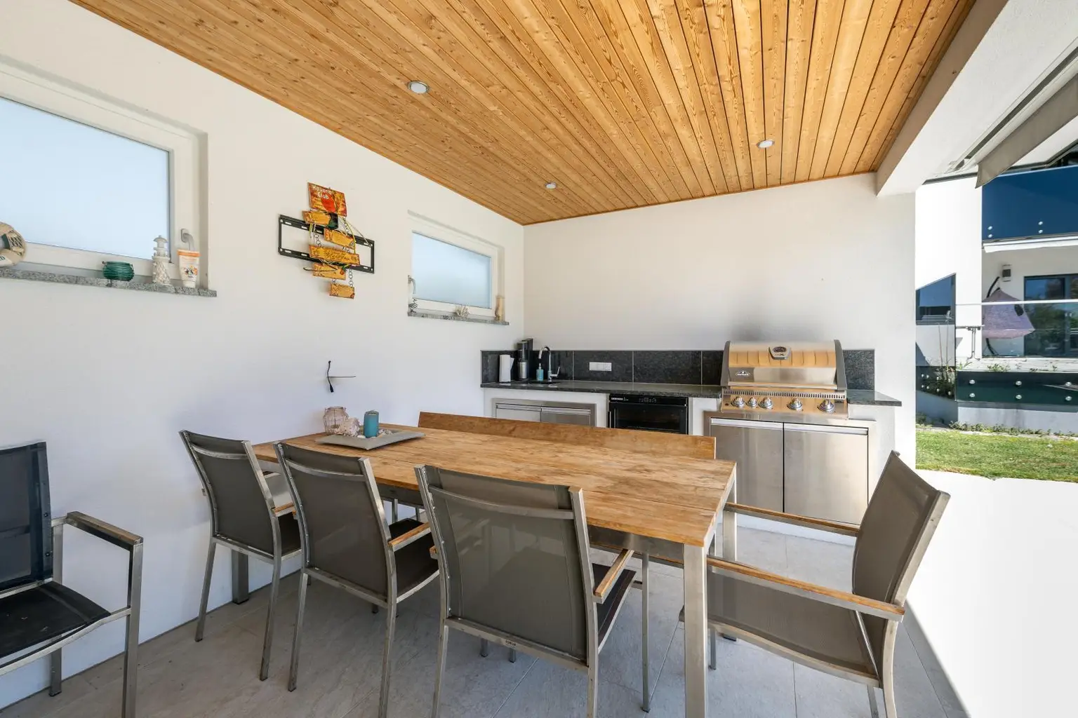 Überdachte Terrasse Poolhaus