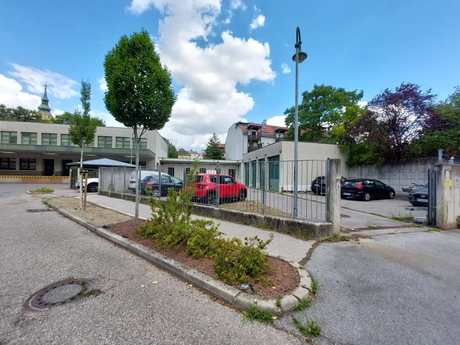 Innengelände mit Garage und Zustellbasis