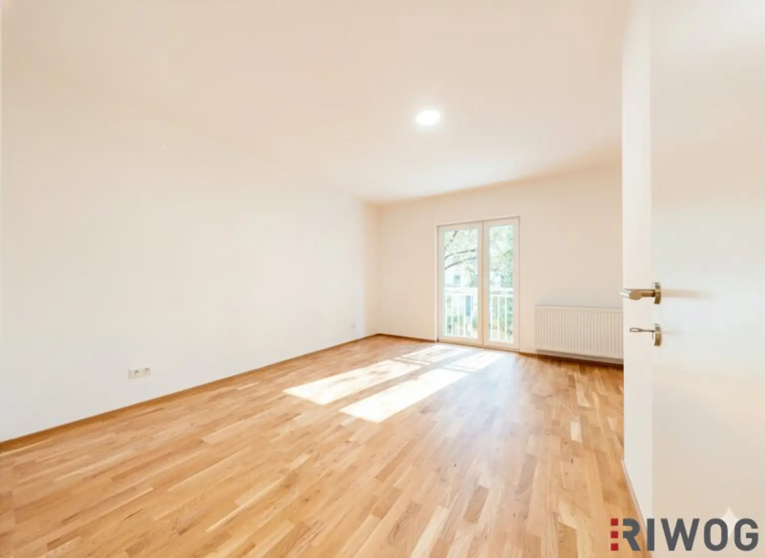 ERSTBEZUG nach Sanierung I 3 Zimmer Wohnung mit Balkon in wundervoller Grünlage I Tischler Einbauküche inkl. Siemensgeräte im Preis inbegriffen