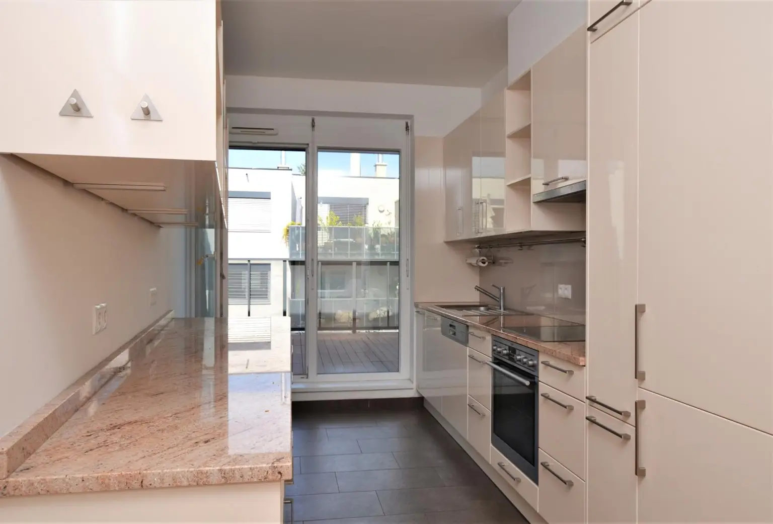 Helle Dachgeschosswohnung mit Charme und viel Freifläche