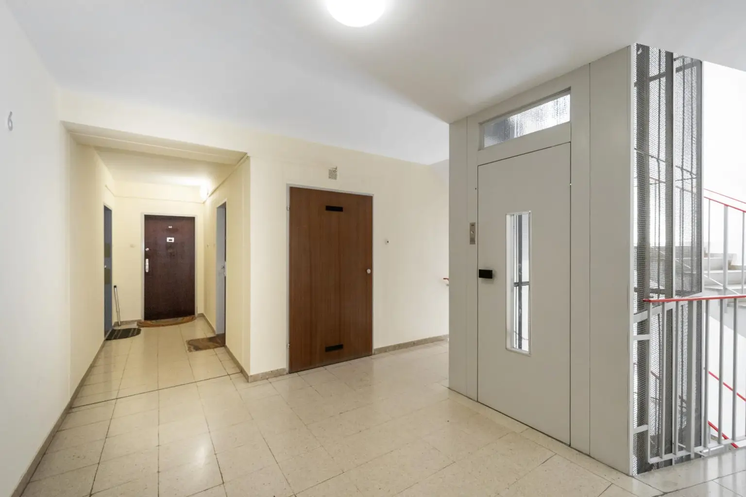 Stiegenhaus mit Lift Wohnung 1070 Wien