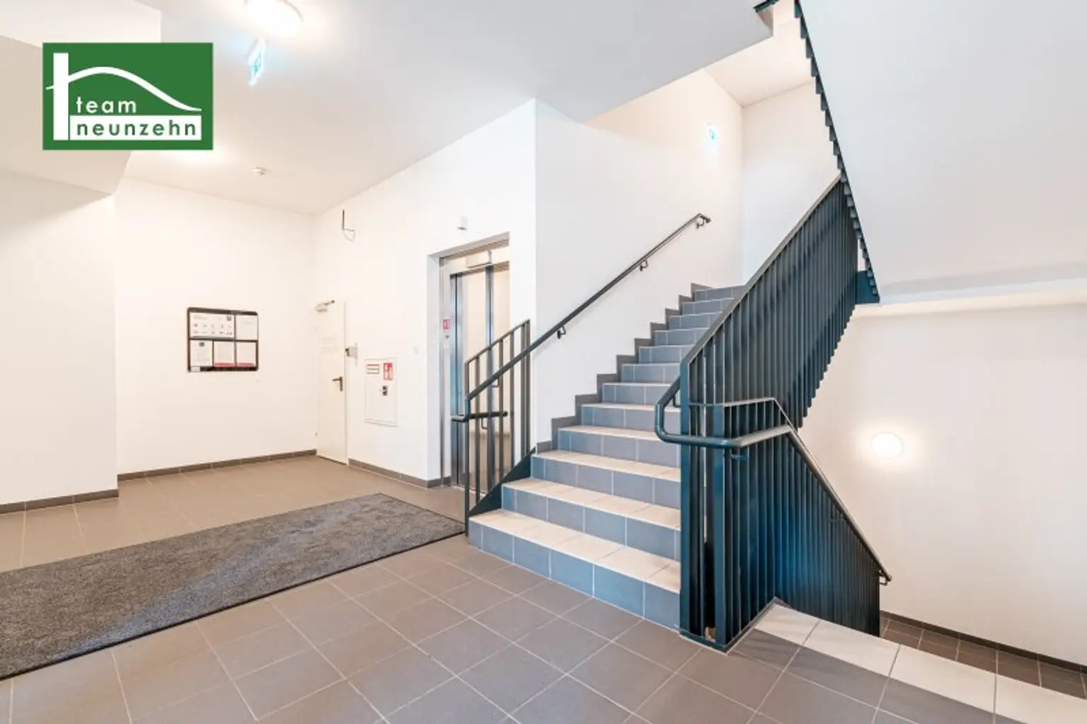 Bestlage am Wasser - direkt beim Hirschstettner Badeteich mit vermutlich der besten Aussicht Wiens! Ein Balkon zum Verlieben!