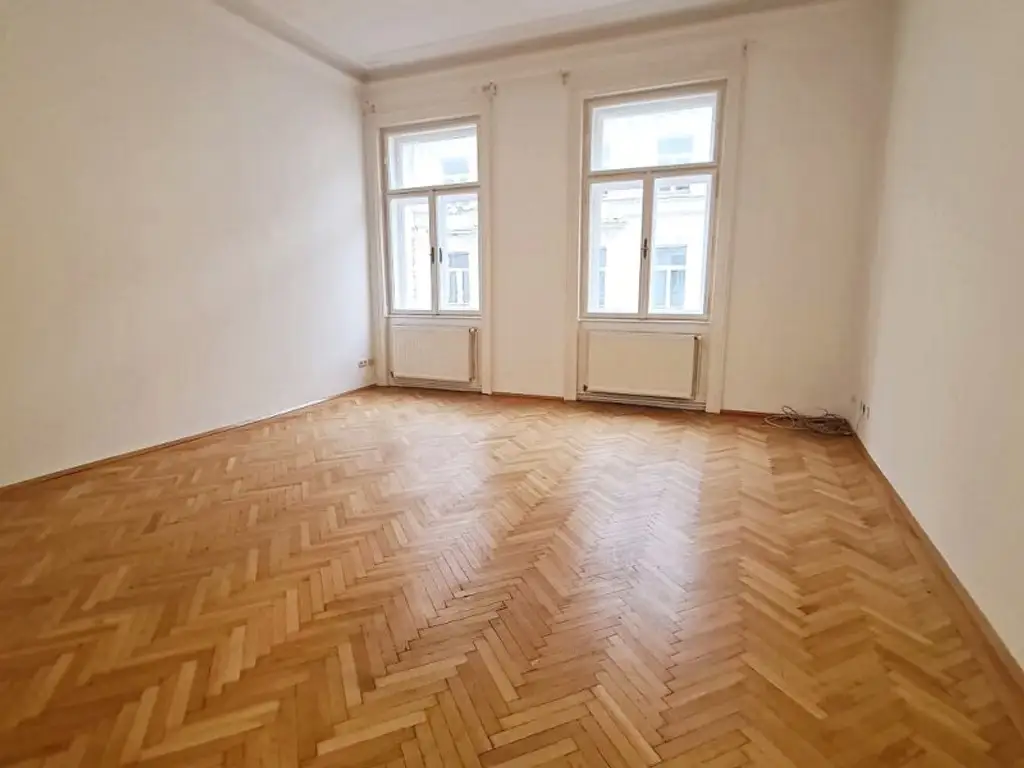 AM GRABEN-NÄHE, 95 m2 Altbau mit Balkon, 2 Zimmer, Komplettküche, Wannenbad, Parketten, 4. Liftstock, Flügeltüren, Spiegelgasse