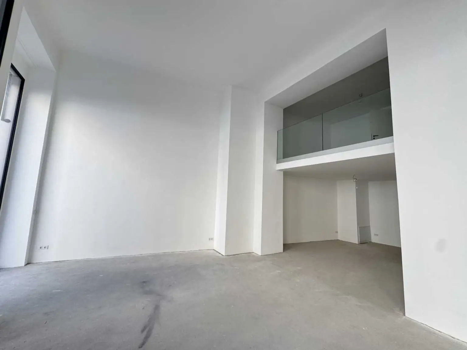Moderne Geschäftsflächen im Edelrohbau zu mieten!