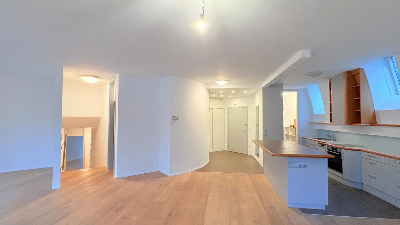 Blick von der Küche zum Eingang und Treppenabgang