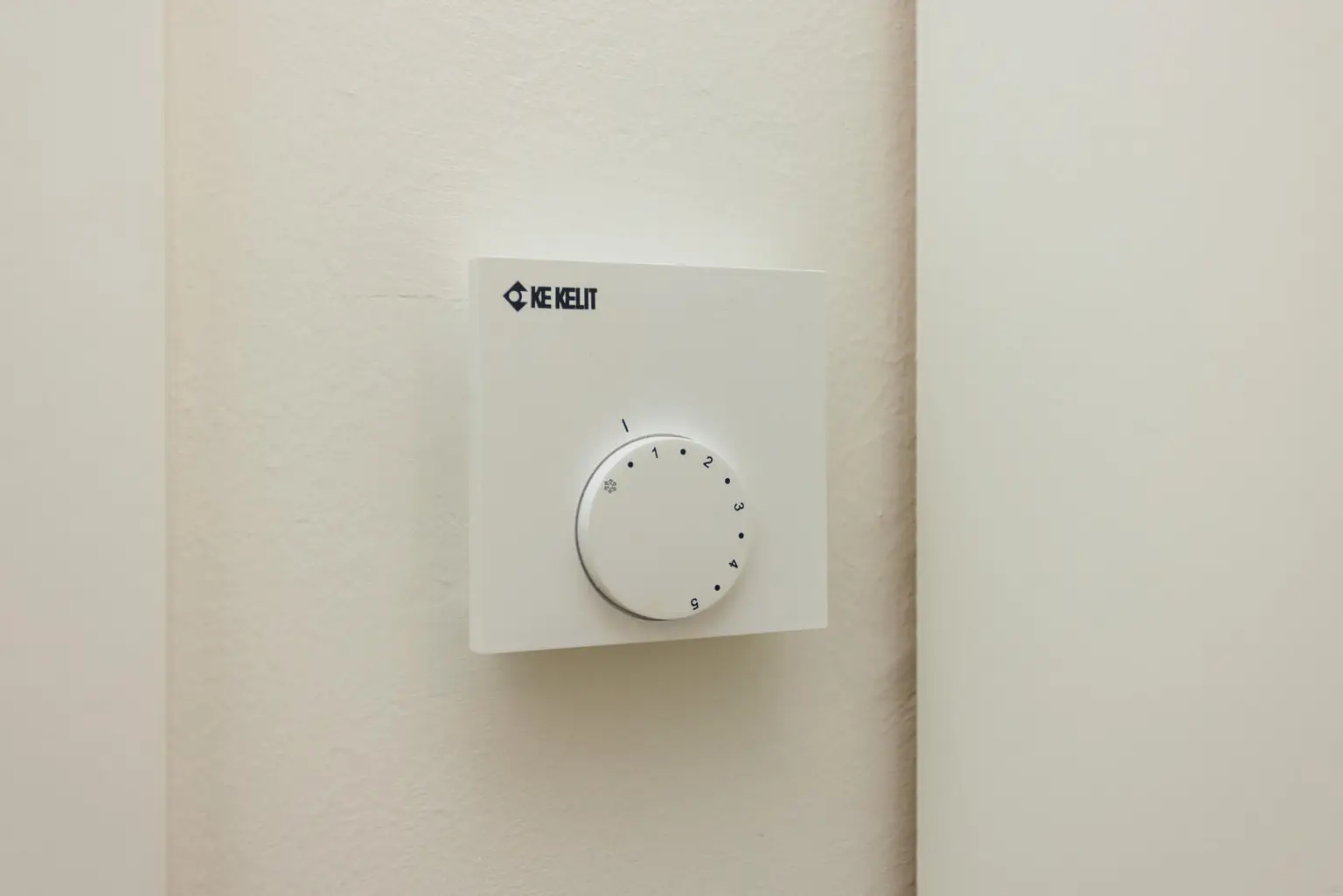 Moderne 2-Zimmer-Eigentumswohnung mit großem Balkon + Parkplatz + riesigem Kellerabteil