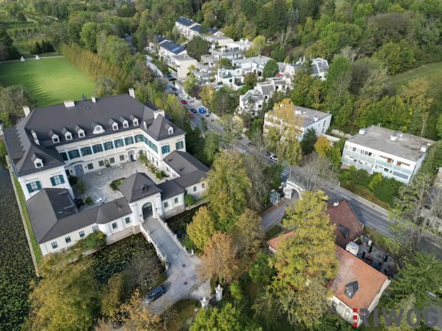 ERSTBEZUG nach Sanierung mit Blick auf Schloss Laudon  | ca. 16 m² Loggia  | Garagenplatz | Vollausgestattete Küche | Erholungsgebiet angrenzend