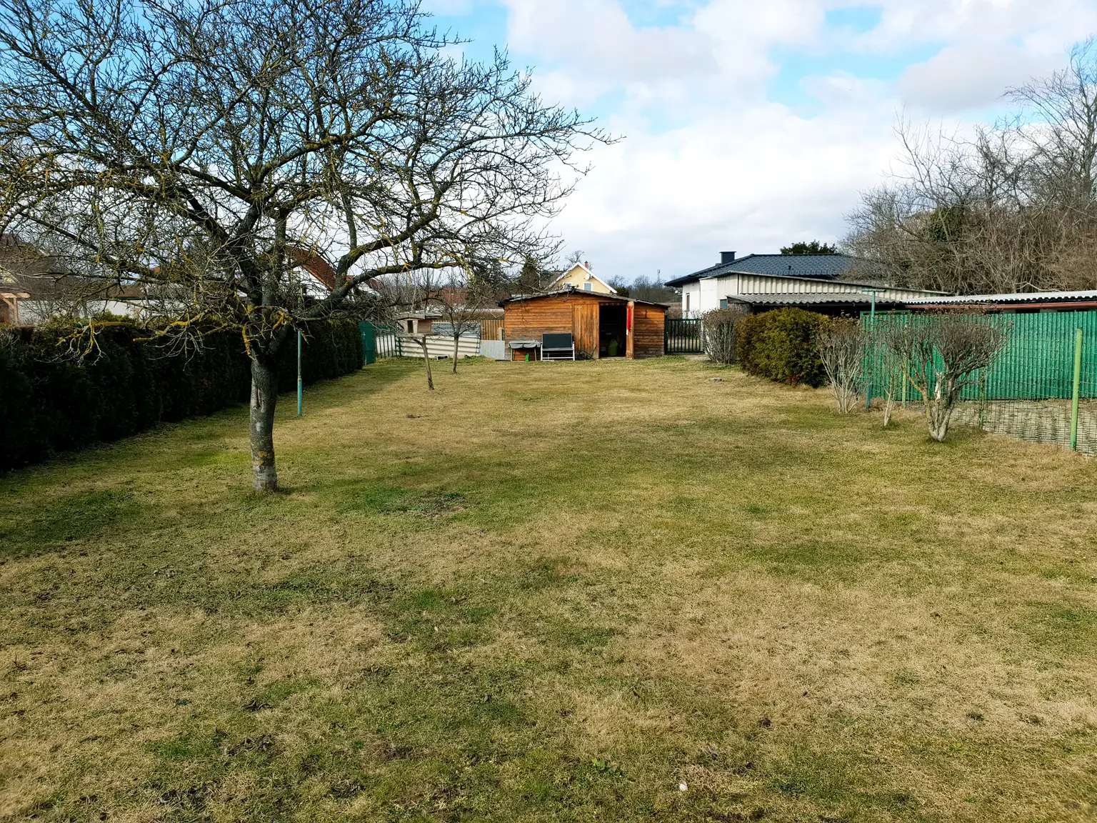 Sanierungsbedarf - Doppelhaushälfte mit Garten + Nebengebäude!!