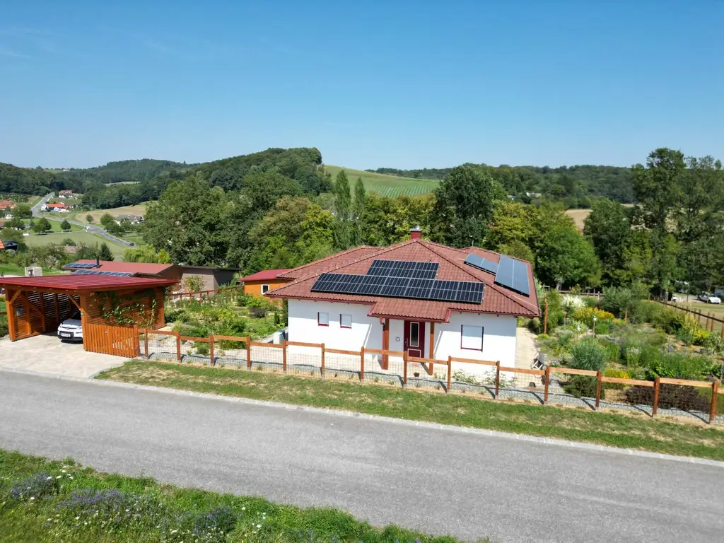 Neuwertiger Bungalow mit einzigartiger Steingartengestaltung und Naturteich