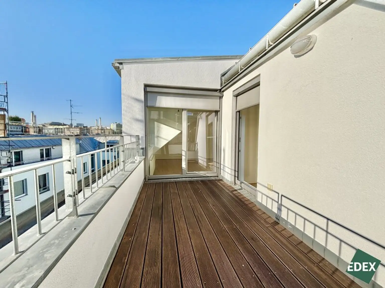 Charmante 2-Zimmer-Dachgeschosswohnung mit Süd-Terrasse und Kühlung nähe Arenbergpark