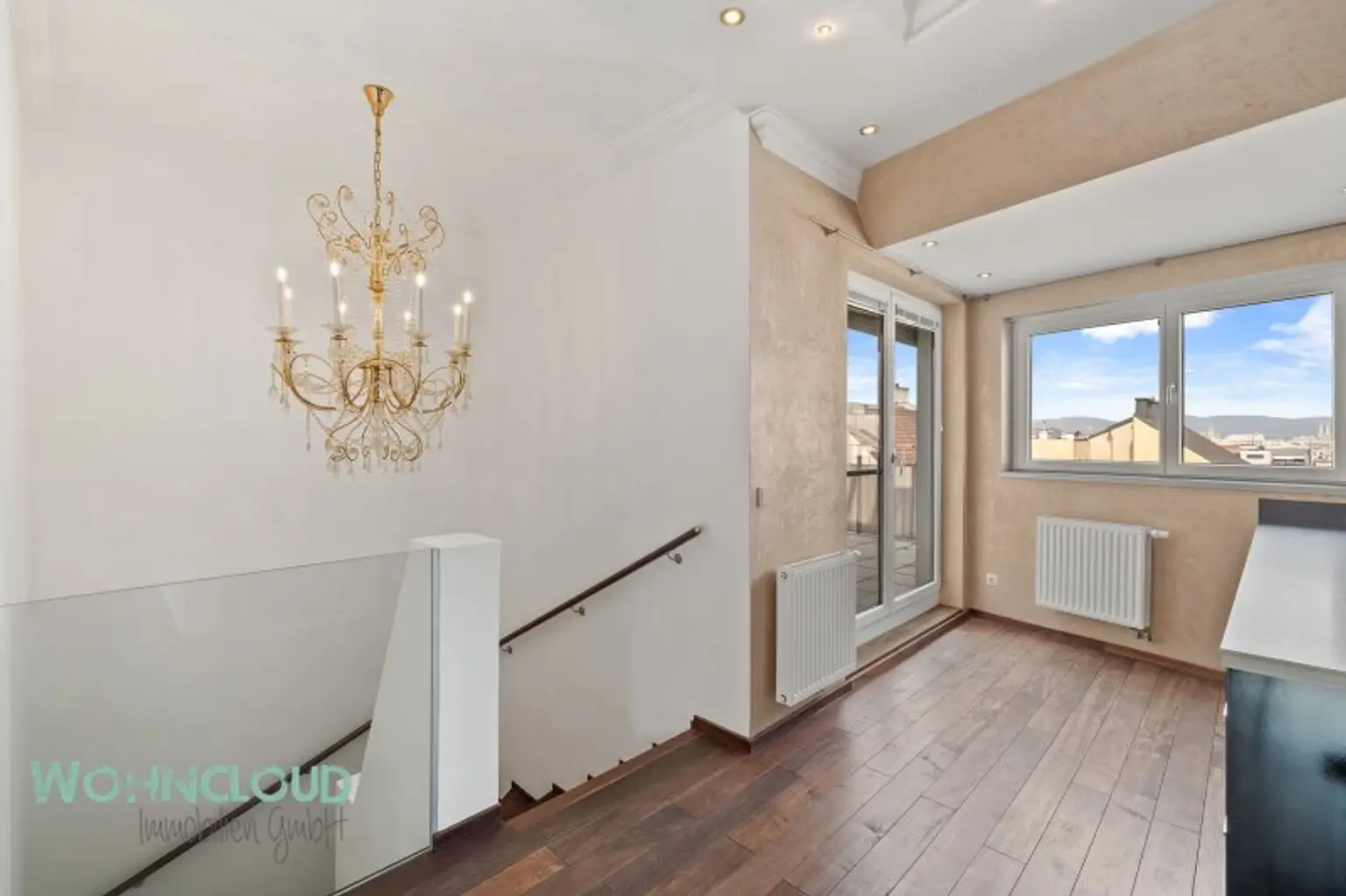 STIEGENABGANG ZU SCHLAFEBENE