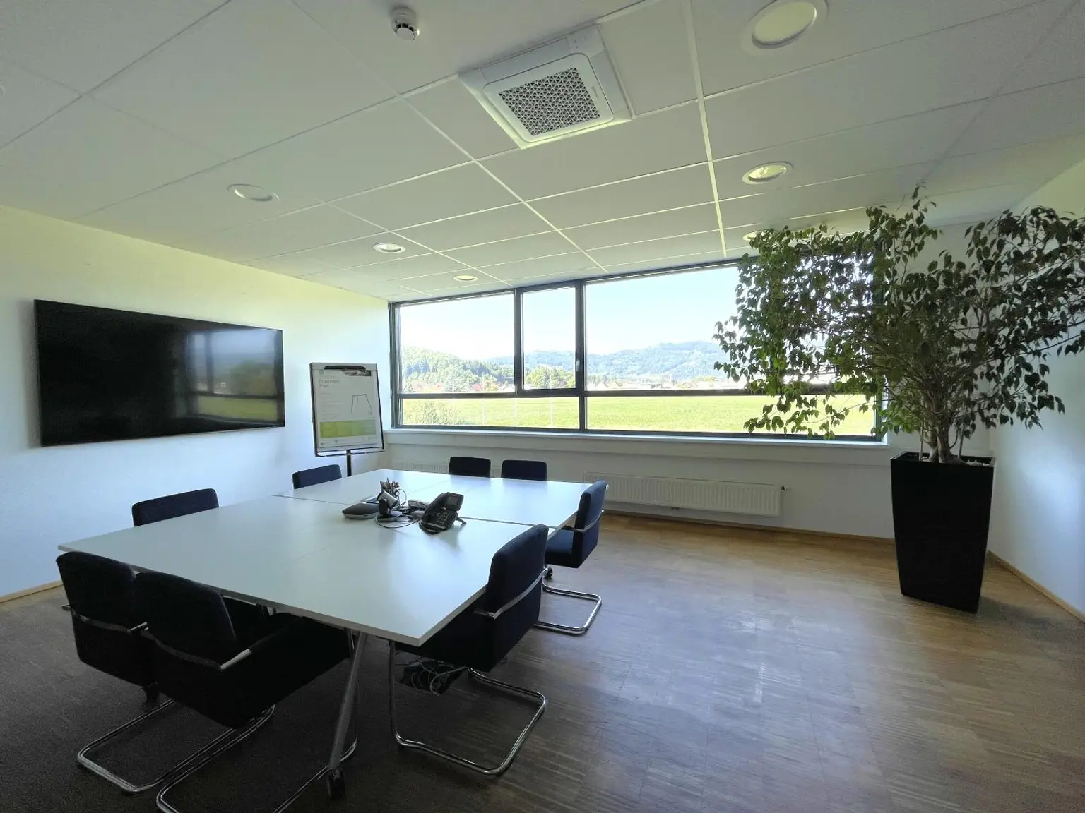 Moderne Gewerbeimmobilie mit Baureserve