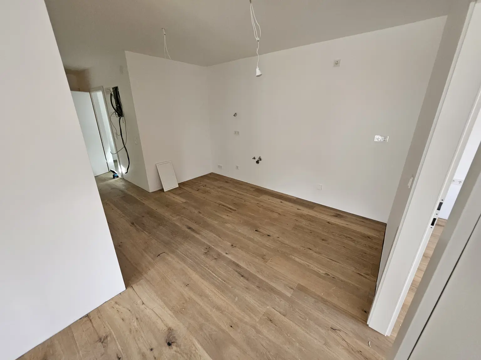 Neubauwohnung mit abgetrennter Küche, großem Wohnbereich und Balkon – komfortabel & modern