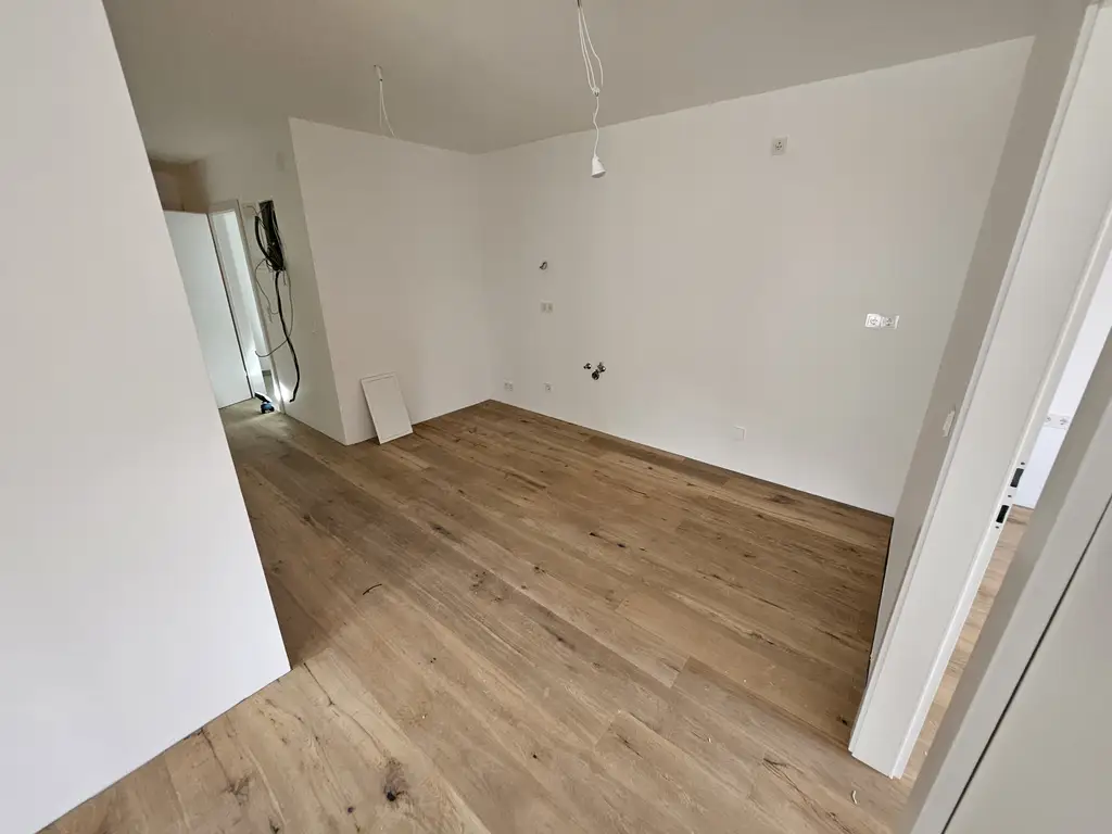 Neubauwohnung mit abgetrennter Küche, großem Wohnbereich und Balkon – komfortabel & modern