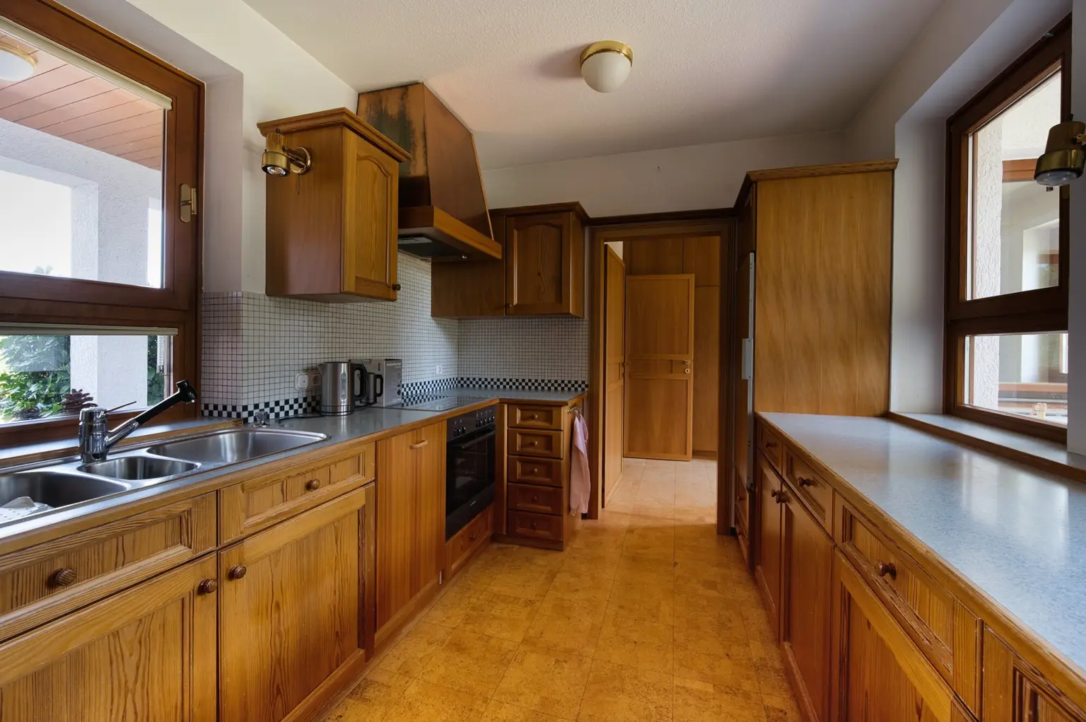 Exklusivität und Privatsphäre pur auf 2.610 m2 Grundfläche! Von der Terrasse in den Schwimmteich.