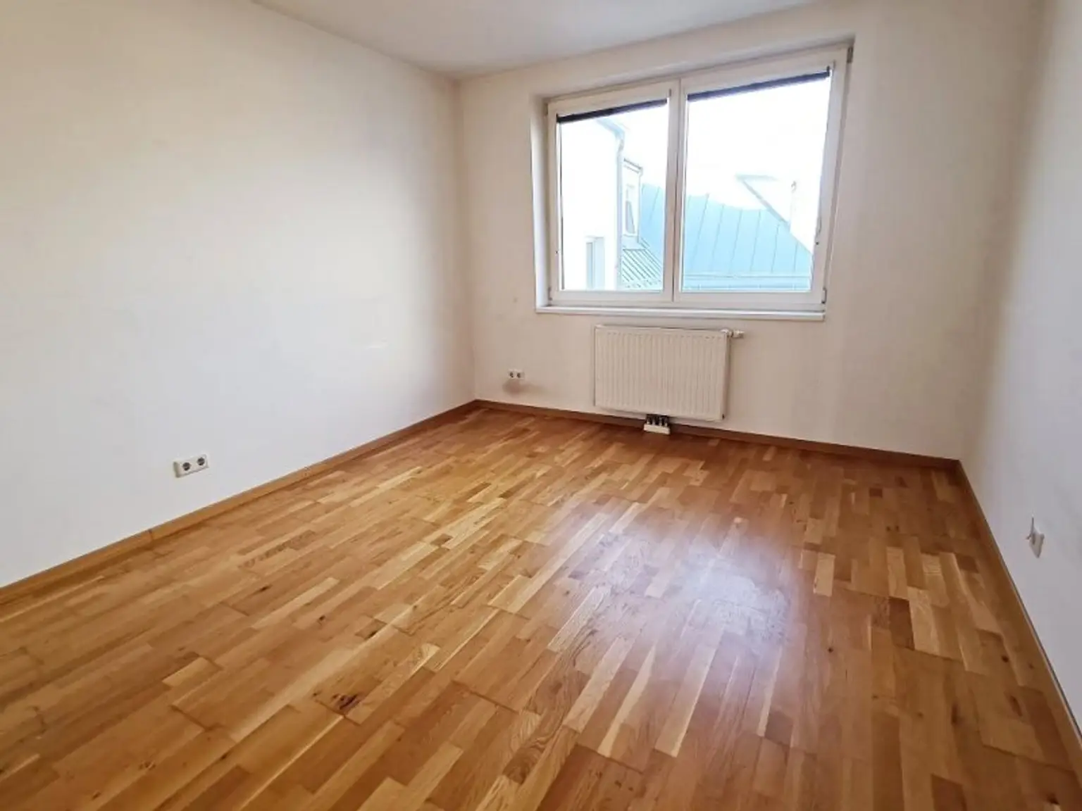 DACHGESCHOSS, gepflegte 103 m2 Neubau mit Loggia und Balkon, Wohnküche, 3 Zimmer, Wannenbad, Parketten, Holbeingasse