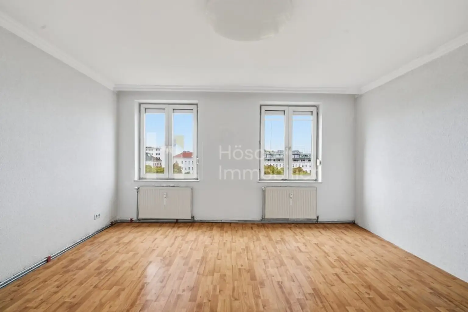 Wohnzimmer mit Blick über die Dächer