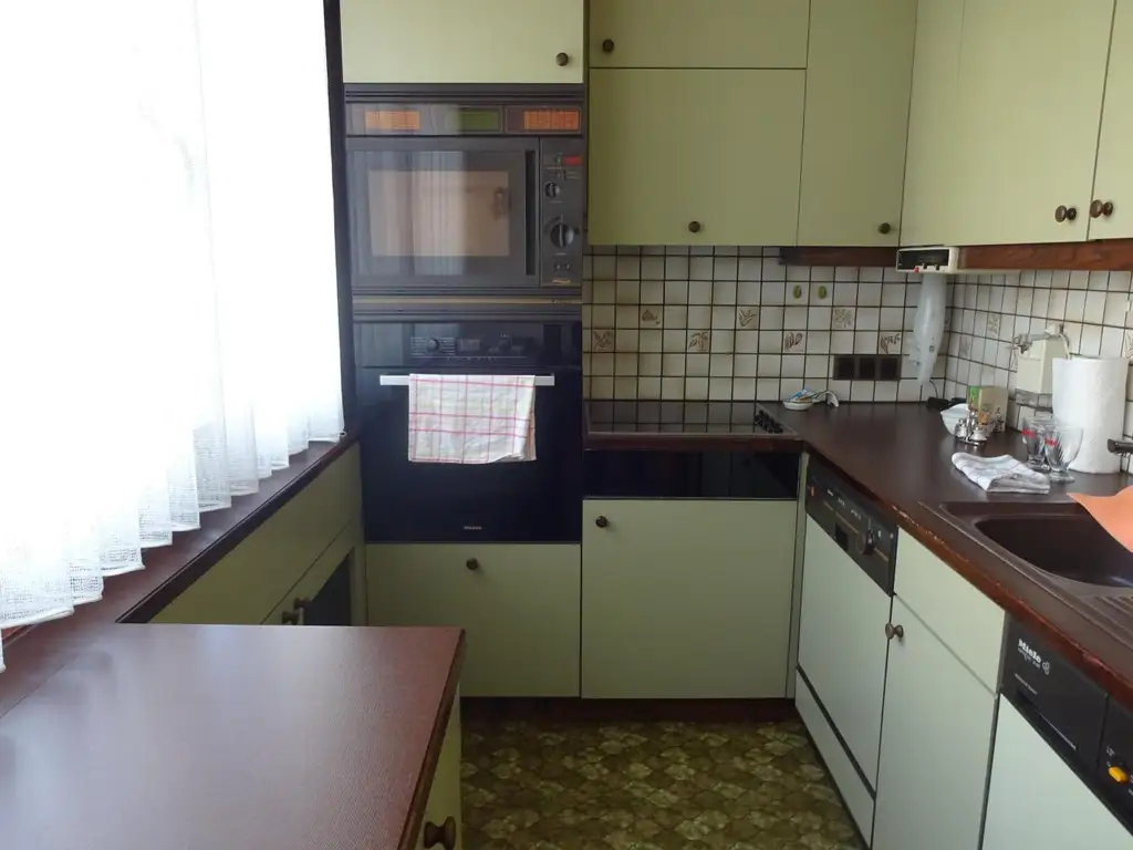 MÖBLIERTE ZWEI ZIMMER WOHNUNG IM 10TEN!