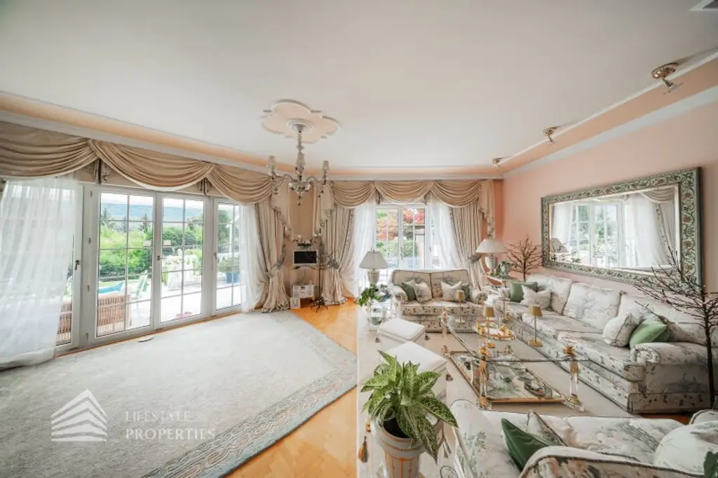 Beeindruckende Villa mit gepflegten Garten und Pool