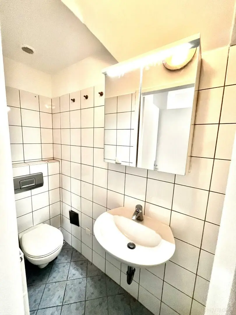 Kleine 2 Zimmer Wohnung im Dachgeschoss mit französischem Balkon.