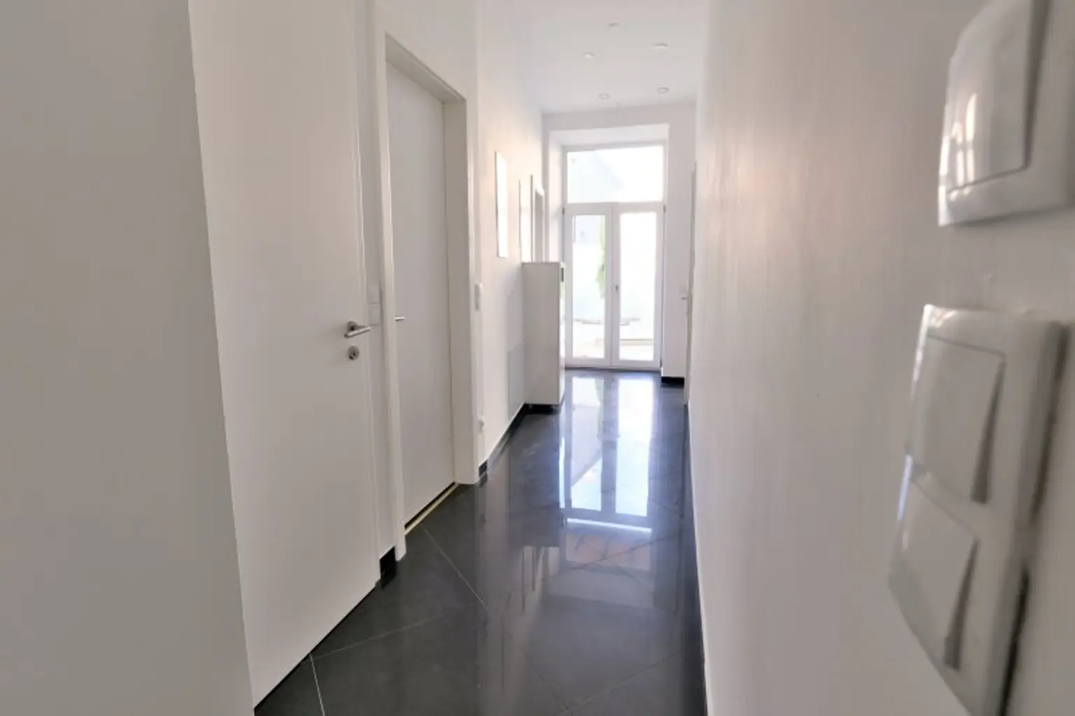 SIEBENBRUNNENPLATZ: Wohnküche + 2 Zimmer + 32 m² Terrasse (neben neuer U2-Station Reinprechtsdorfer Straße)