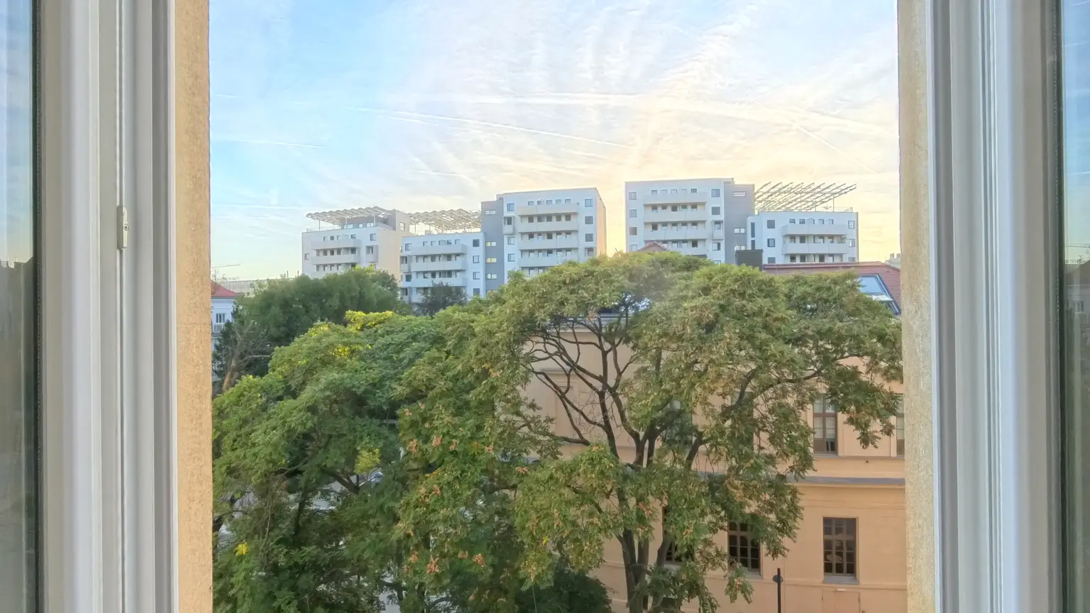 Altbau mit Charakter | 3 Zimmer, Fischgrätparkett und Grünblick am Apollopark