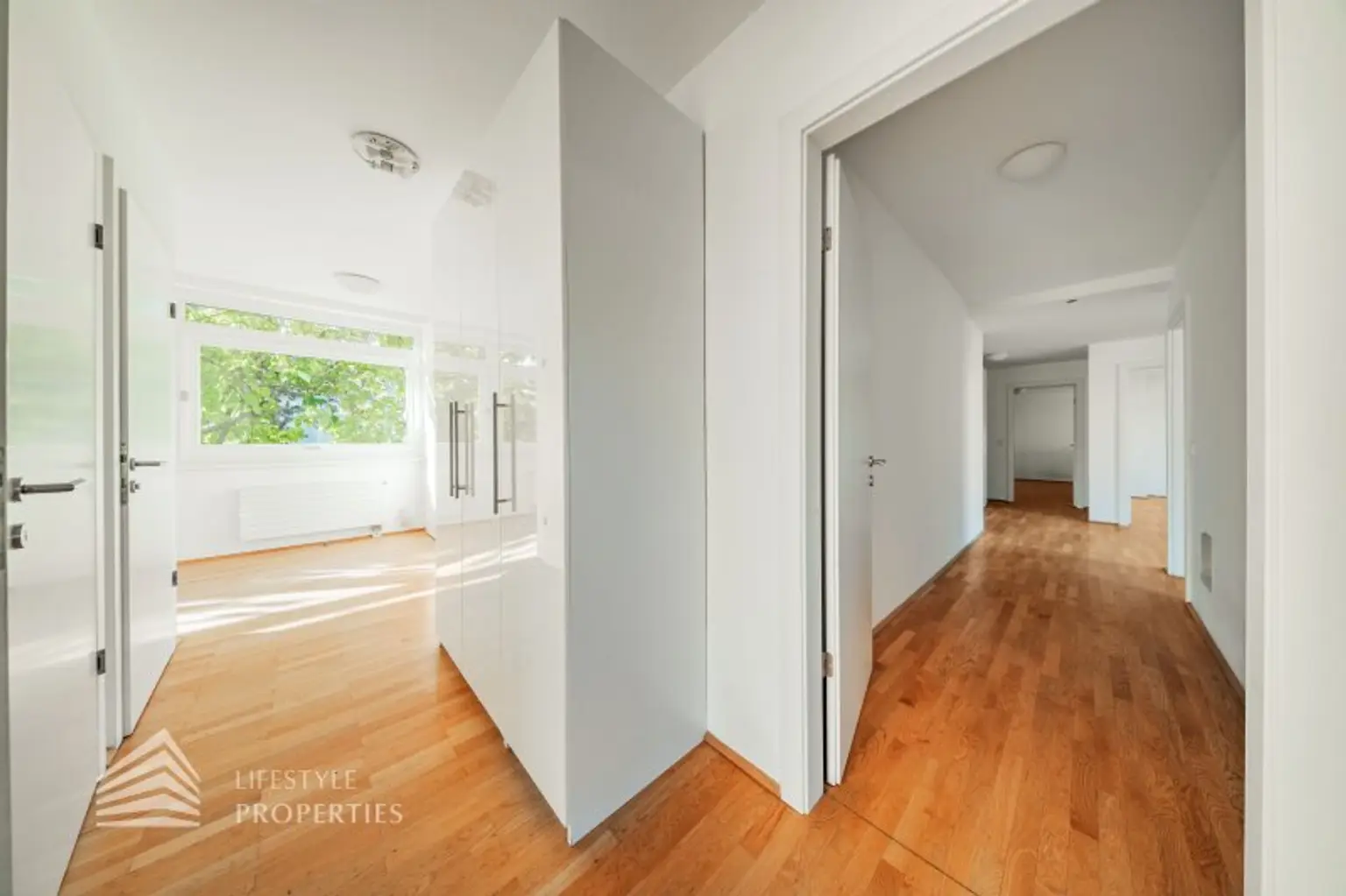 Wunderschöne 5 - Zimmer Wohnung mit Terrasse und Garten