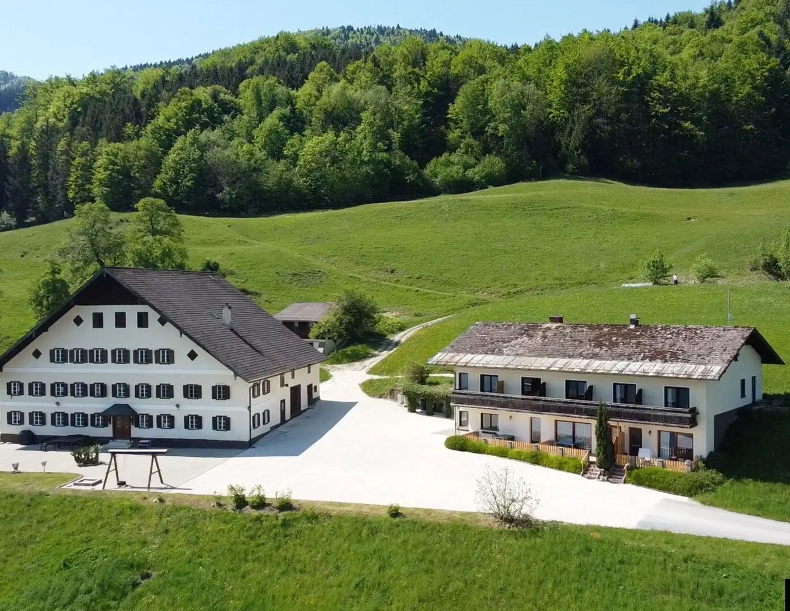 ATTERSEE: UNIKAT: Bauernhaus mit Gästehaus und Seezugang