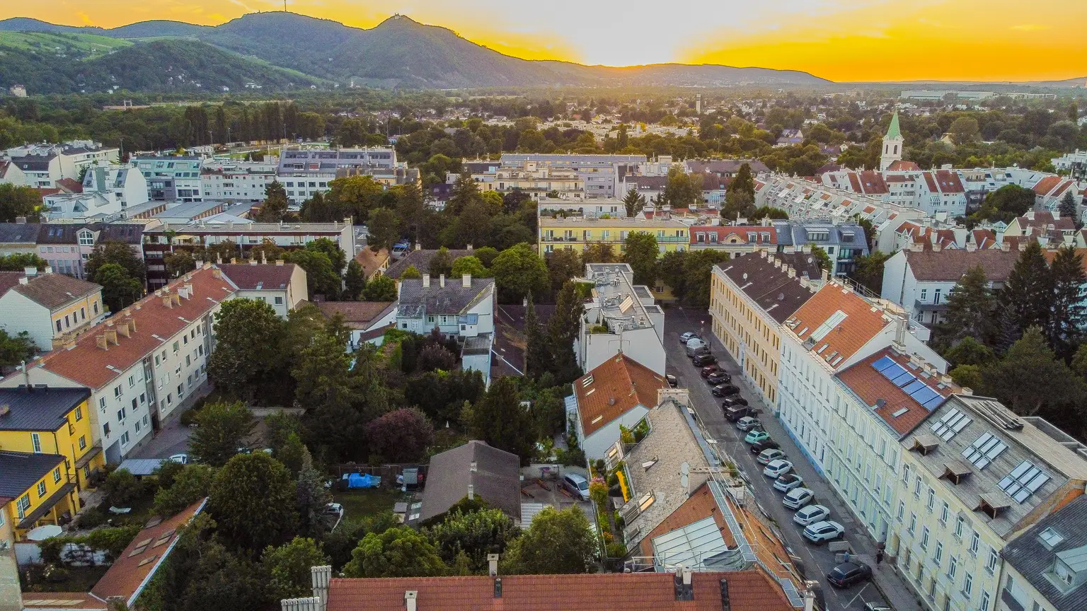 12 min zum Schwedenplatz – Bergblick: 4-Zimmer-Maisonette mit Sauna und Indoor-Whirlpool