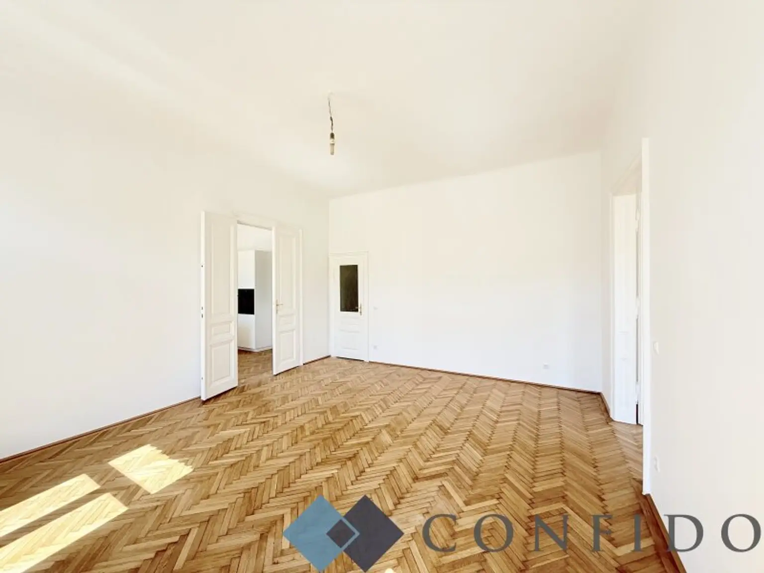 Erstbezug beim Rochusmarkt - Neu sanierte 5 Zimmer Altbauwohnung in begehrter Lage!