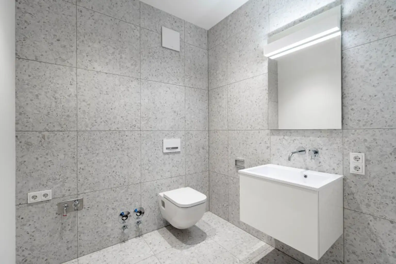 ELEGANZ TRIFFT MODERNE: Luxuriöse 3-Zimmer-Wohnung mit sonnigem Balkon inkl. Bergblick im Villenviertel zu mieten!