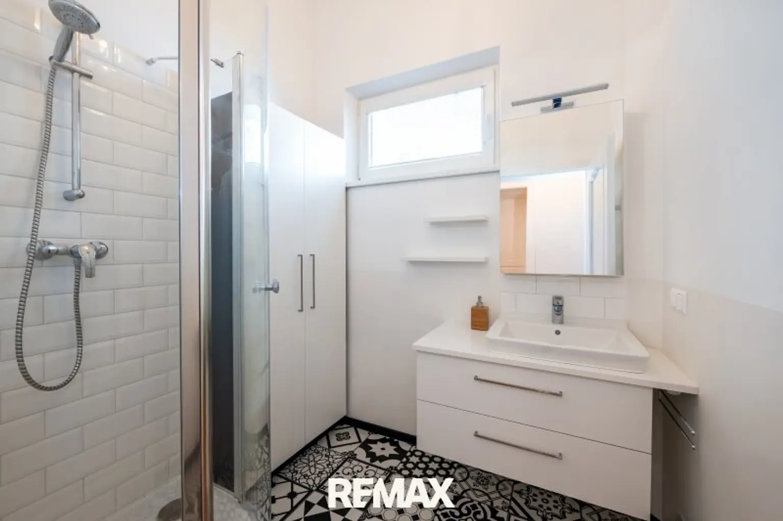 Modernes Badezimmer mit Fenster