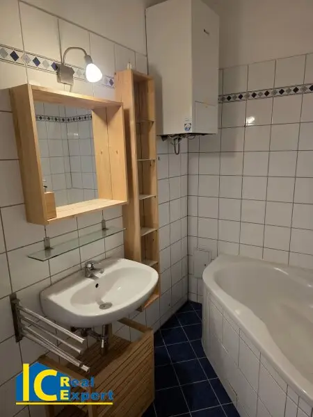 Nettes Bad mit Eckbadewanne, WM Anschluss und Waschbecken