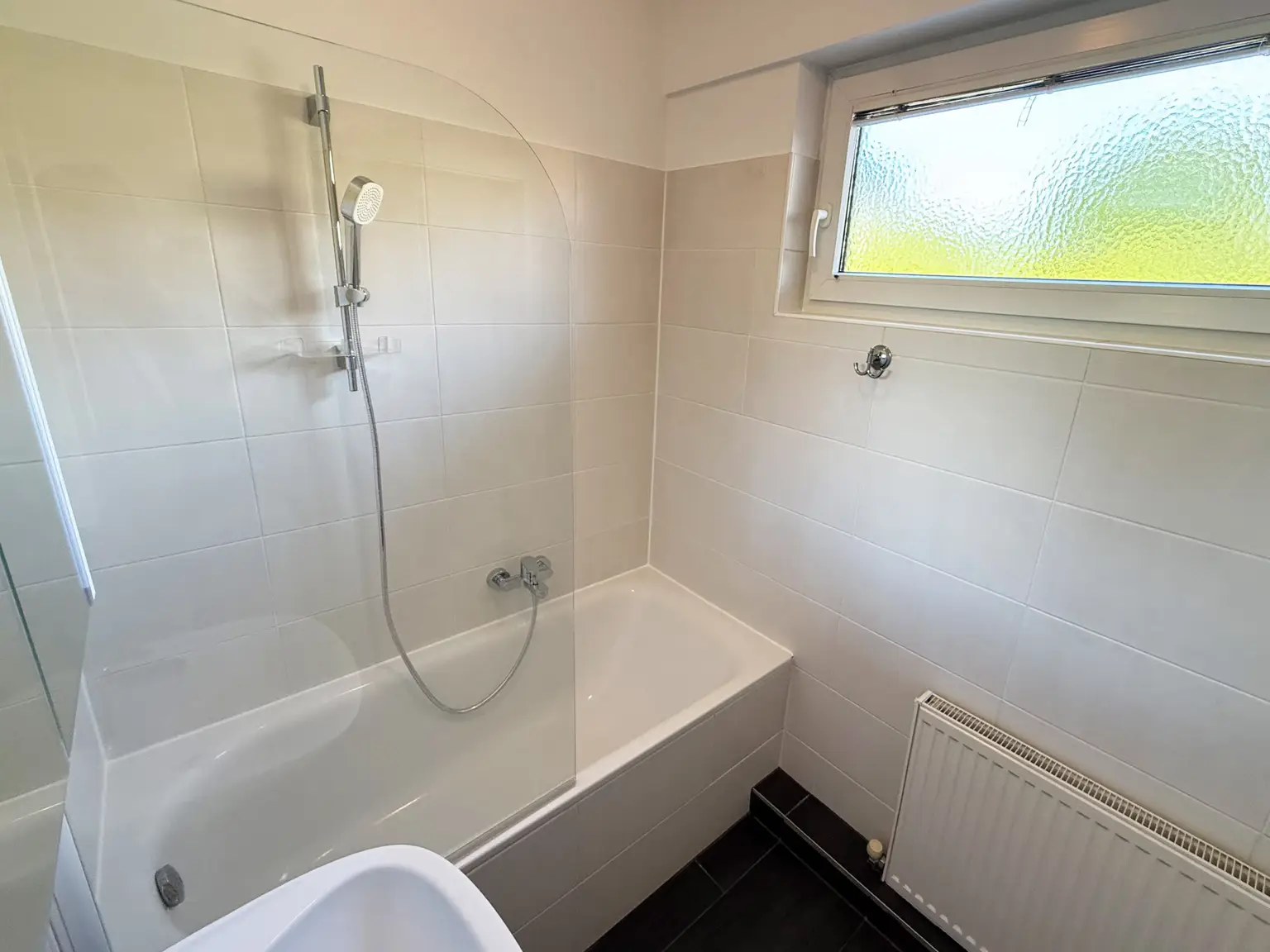 Badezimmer mit Fenster