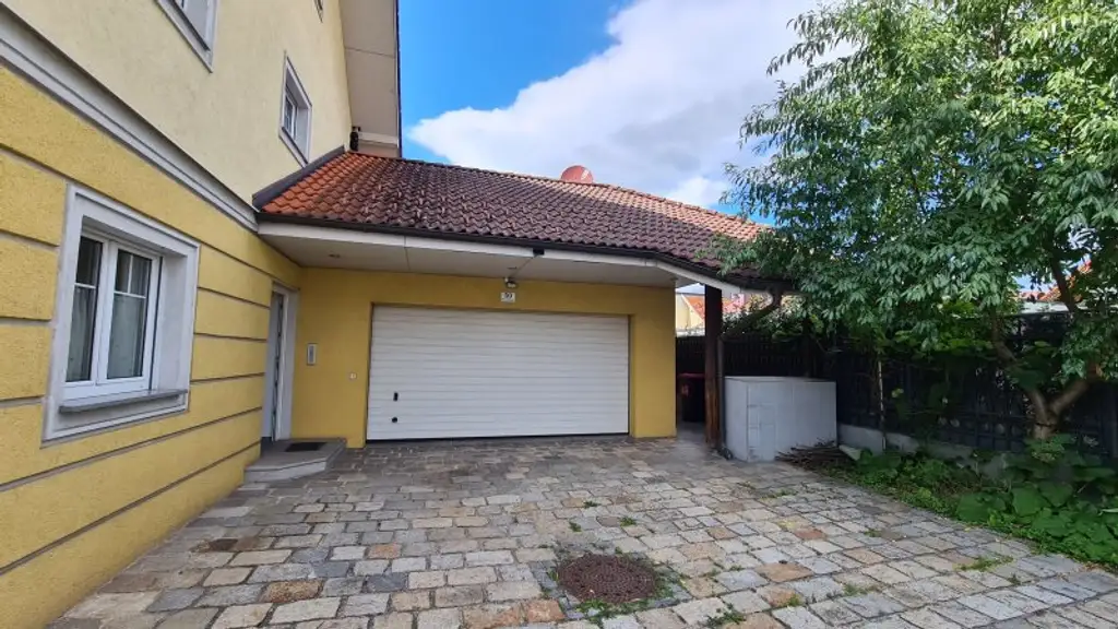 Sehr ruhige Siedlungslage - Riesige (teilbare)  Etagenwohnung mit 2 Balkonen, Garage, Sauna in einem sehr gepflegten Haus