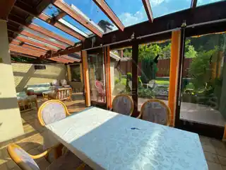 Wintergarten mit Blick in den Garten