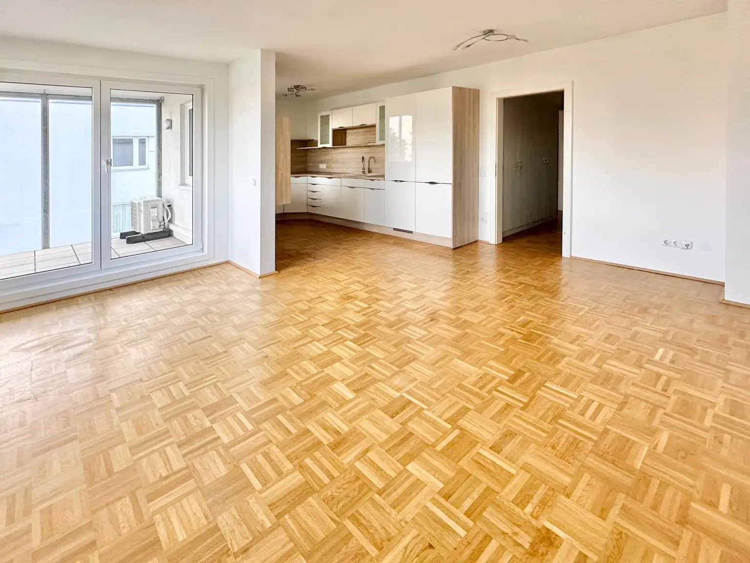 Loggia mit Fernblick, gute Infrastruktur & Zustand