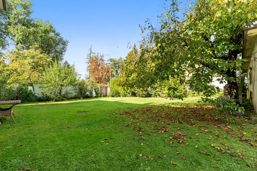 Renovierungsbedürftiges Haus mit großem Garten in Waidmannsdorf